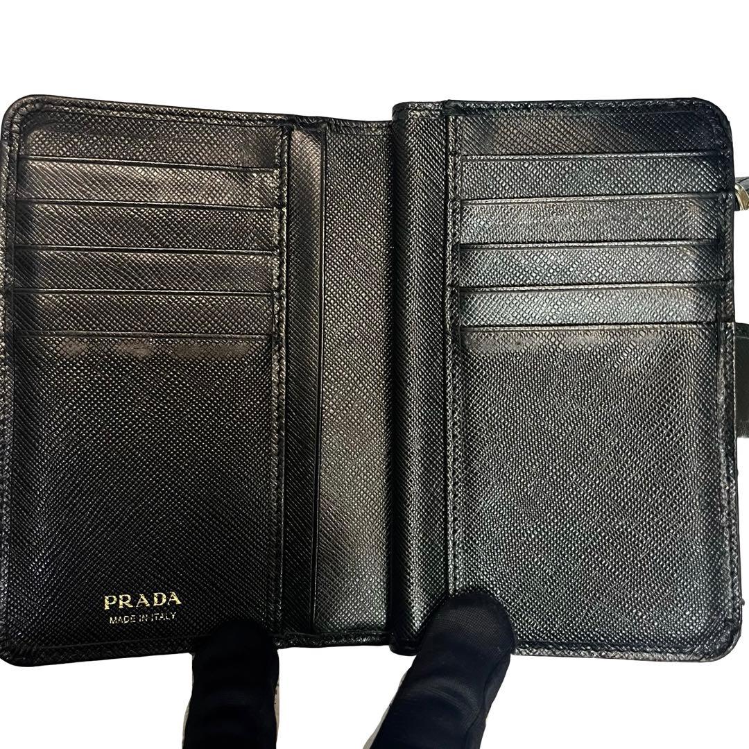 希少✨プラダ 二つ折り財布 サフィアーノレザー ロゴ金具 ブラック 1ml225