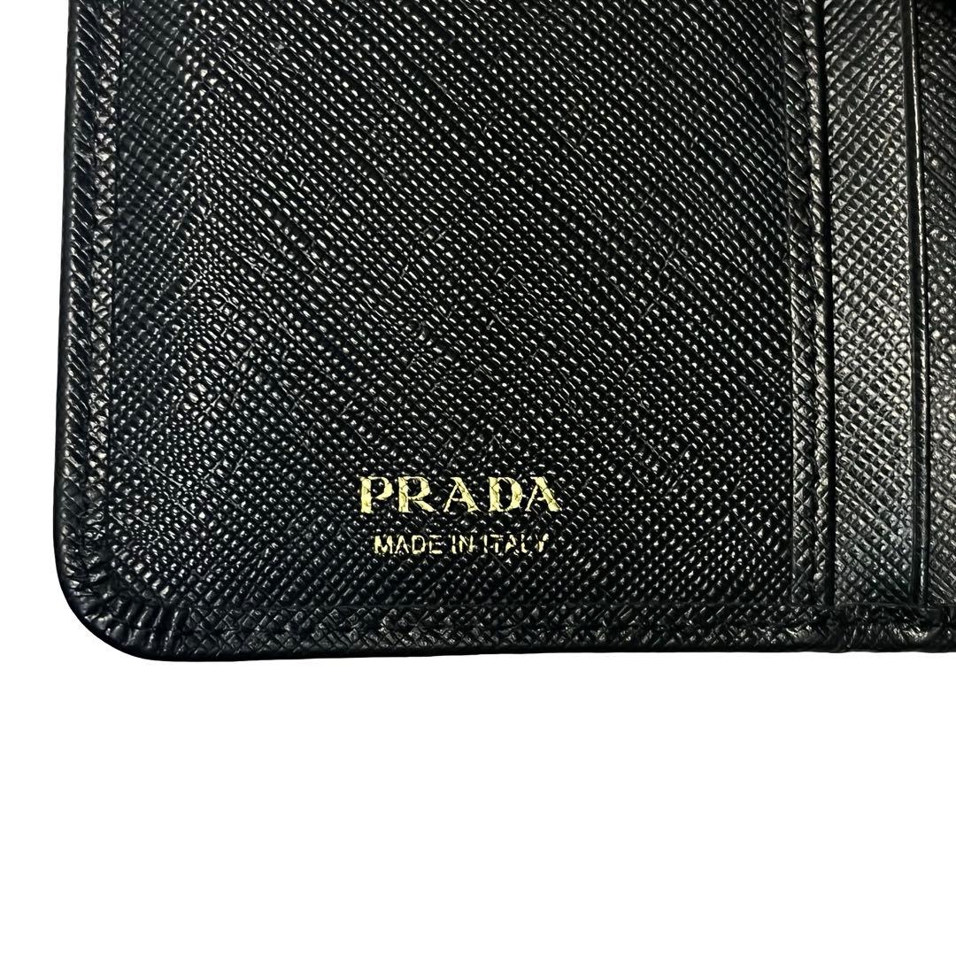 希少✨プラダ 二つ折り財布 サフィアーノレザー ロゴ金具 ブラック 1ml225