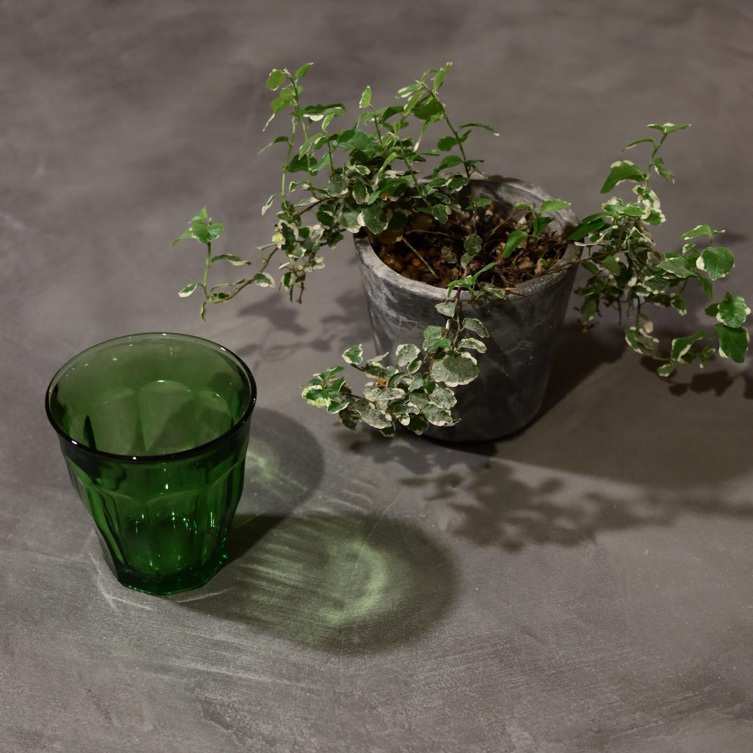 円形｜ラウンドテーブル｜ミディアムグレー｜薄塗りモルタル｜ダイニングテーブル