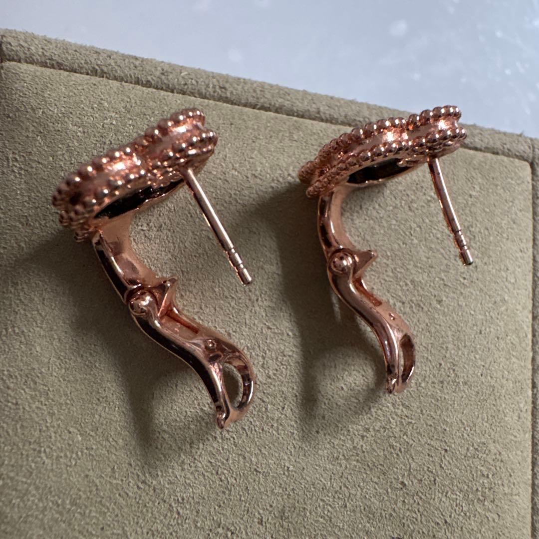 クローバーピアス