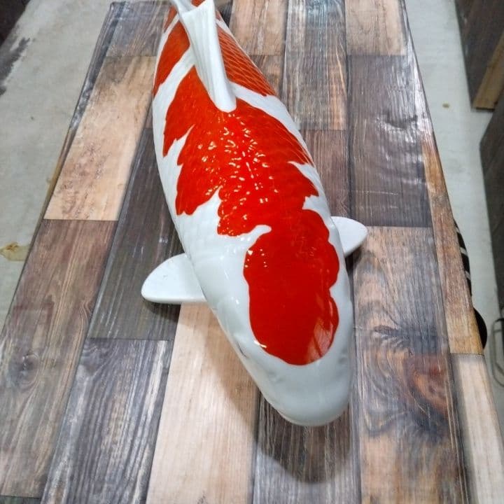 白と赤のコイの陶器置物