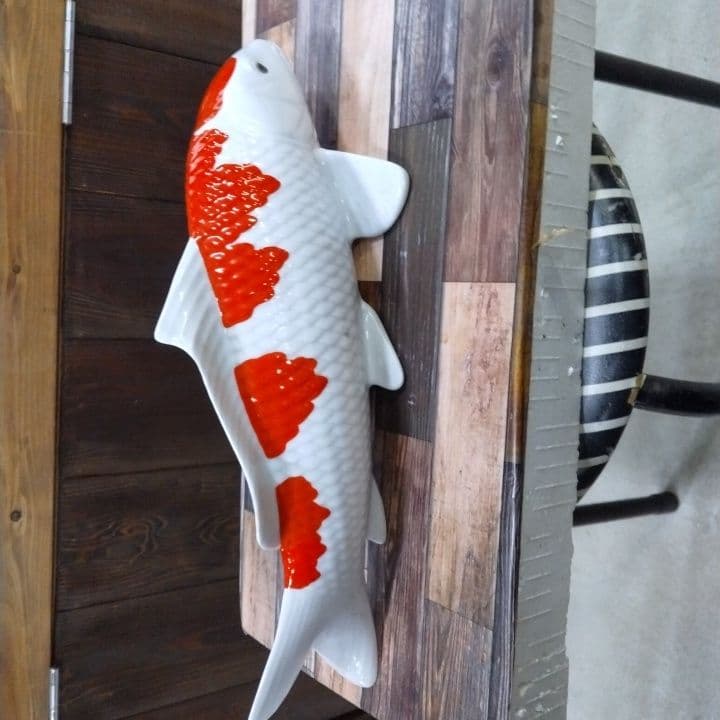 白と赤のコイの陶器置物