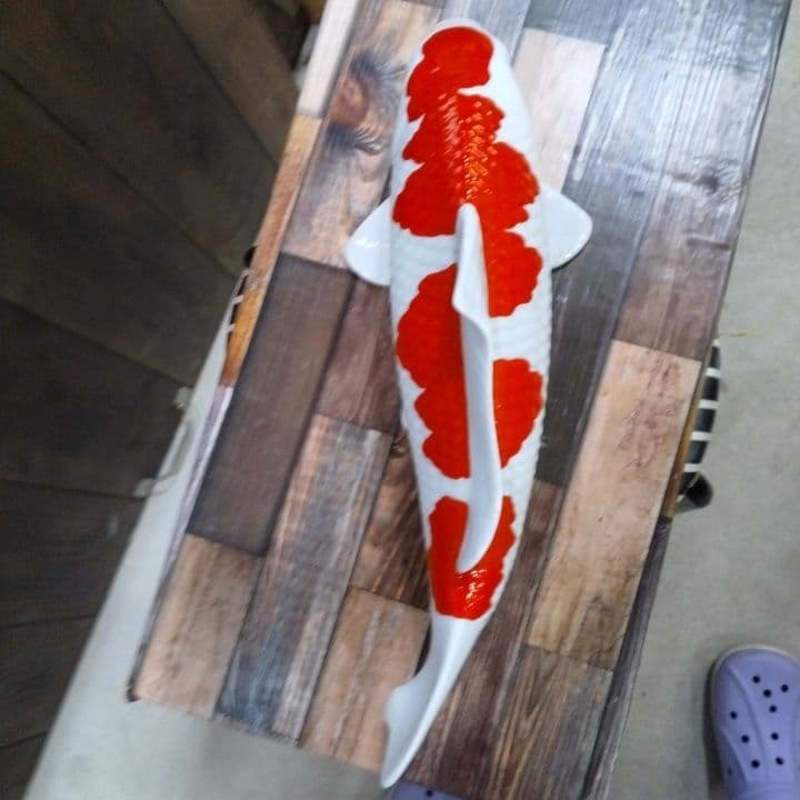 白と赤のコイの陶器置物
