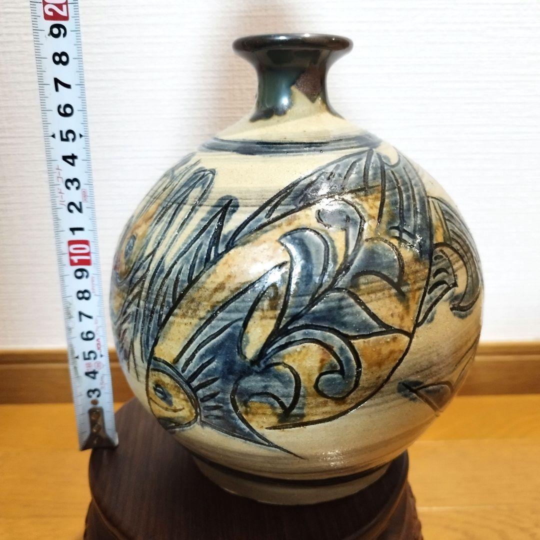 沖縄の人間国宝　金城次郎さんの飾り丸壺　魚と海老紋様　在銘あり！　花瓶にも。