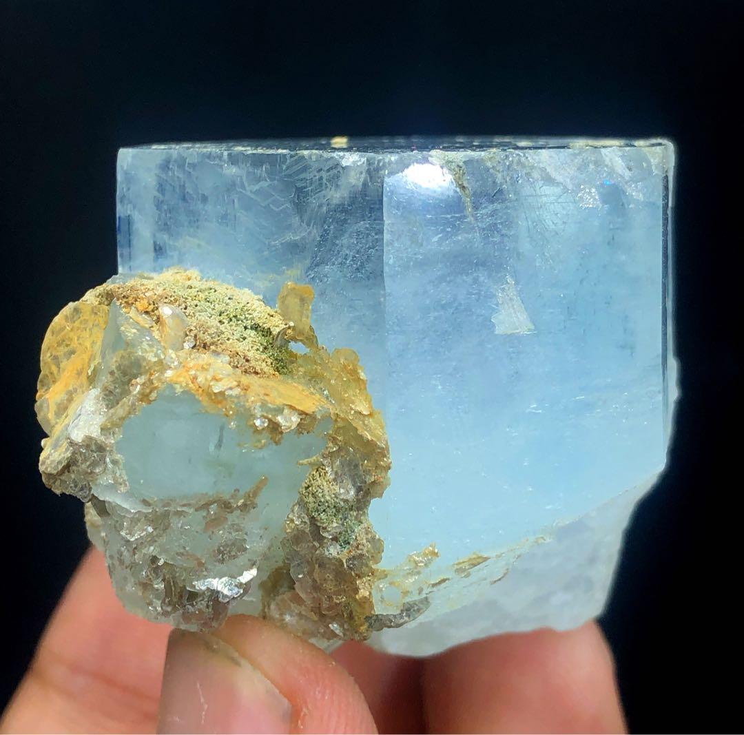 天然のブルーアクアマリンと雲母Blue Aquamarine With Mica