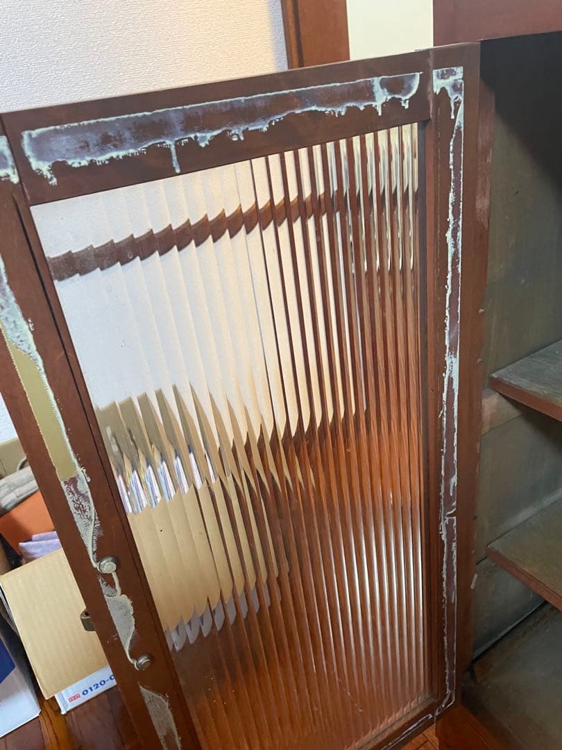 木製キャビネット 波型ガラス扉付き　古道具