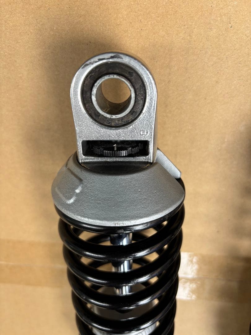 KYB TGS325 リアショック　リアサス