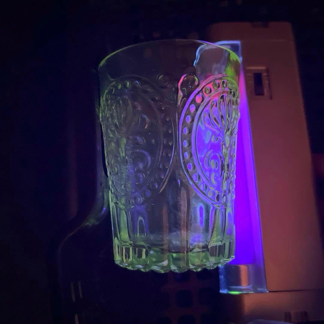 骨董　時代ガラス　ゆらゆらプレスガラス　若草色　百合の紋章　コップ　ウラン