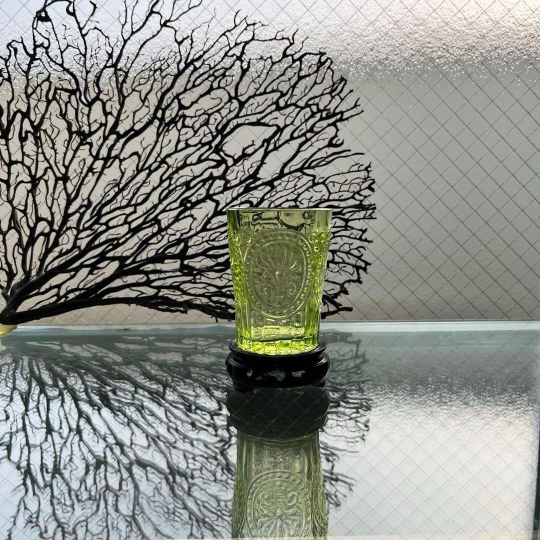 骨董　時代ガラス　ゆらゆらプレスガラス　若草色　百合の紋章　コップ　ウラン