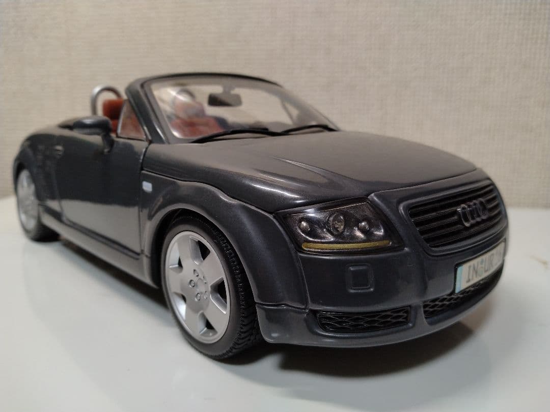 Audi TT ロードスター　1/18