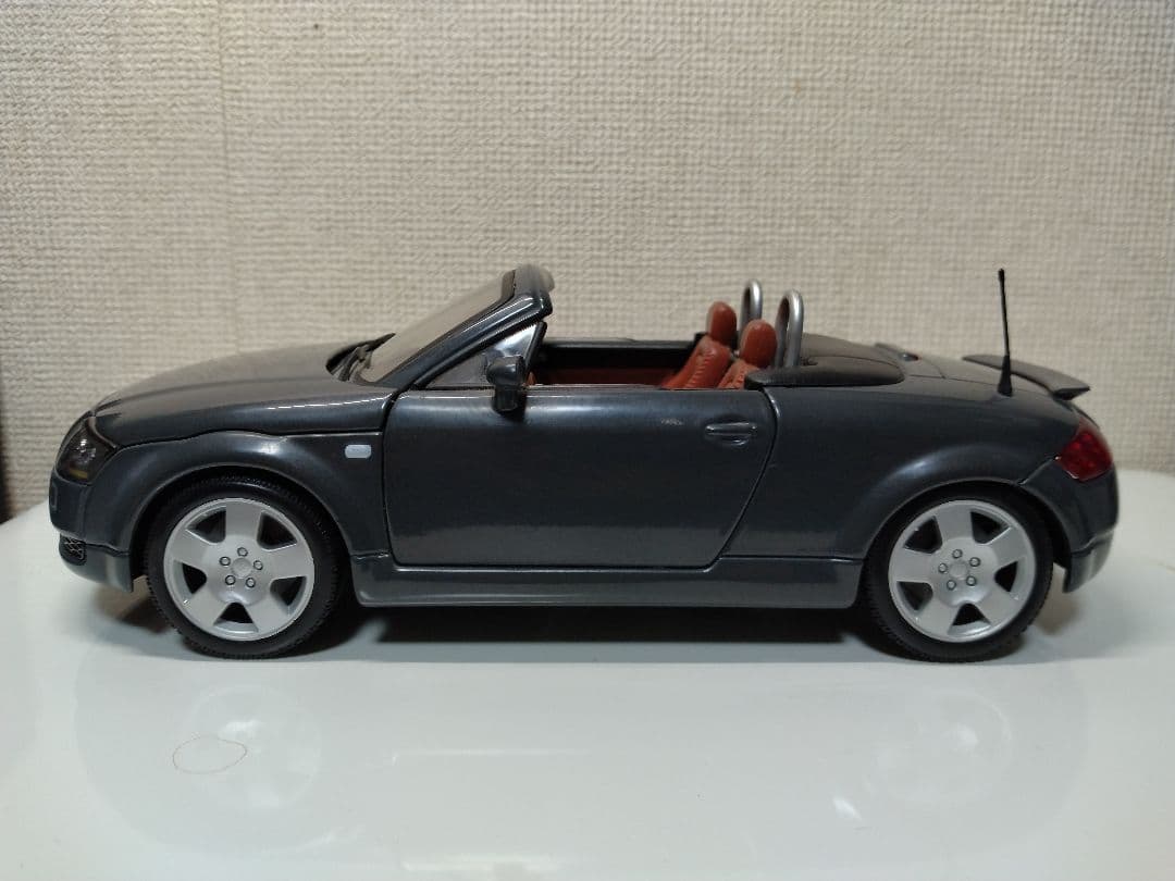Audi TT ロードスター　1/18
