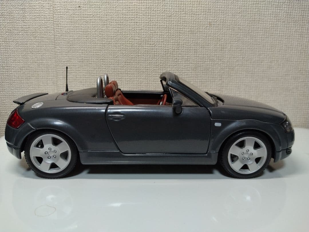 Audi TT ロードスター　1/18
