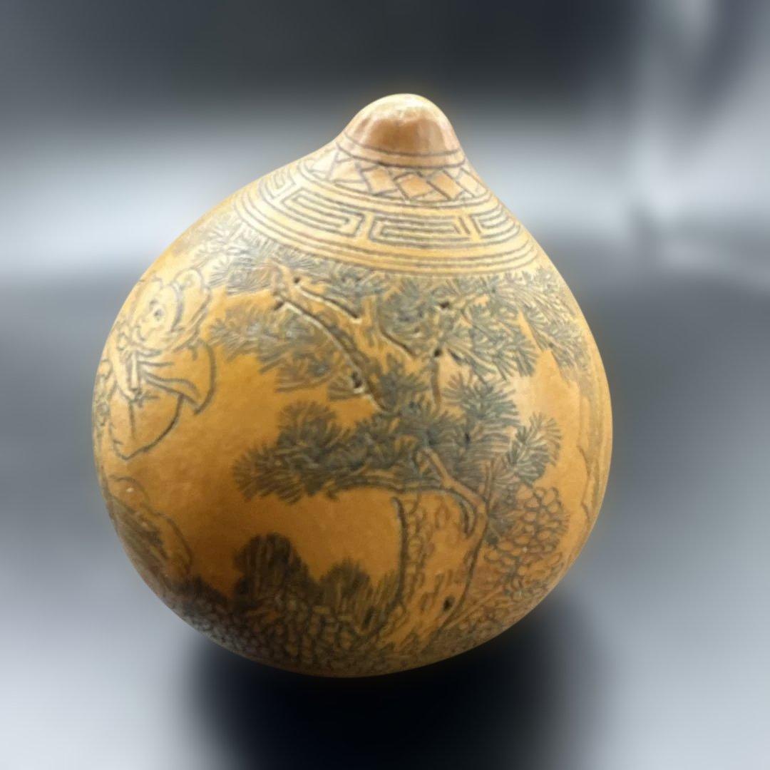 彫刻オブジェ 牛と人物と松のデザイン