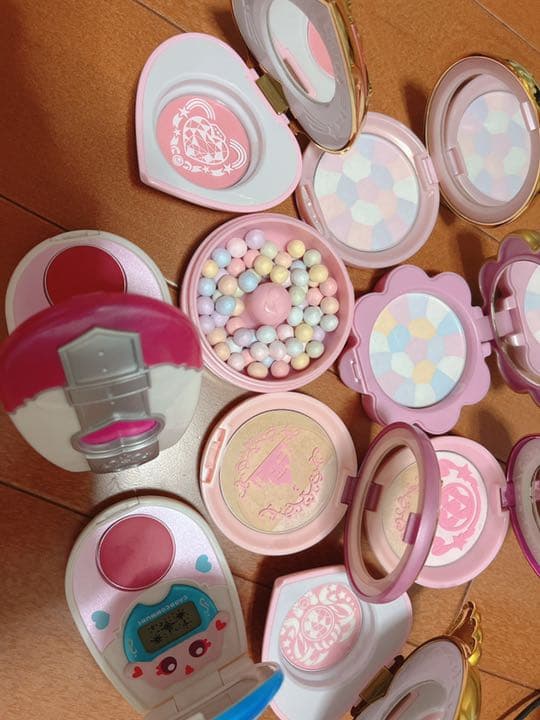 プリキュア　おジャ魔女どれみ　カードキャプターさくら　セーラームーン　コスメ