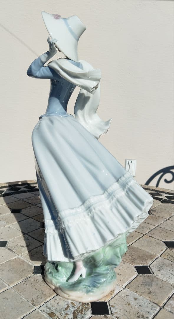 リヤドロ【LLADRO】 春のそよ風