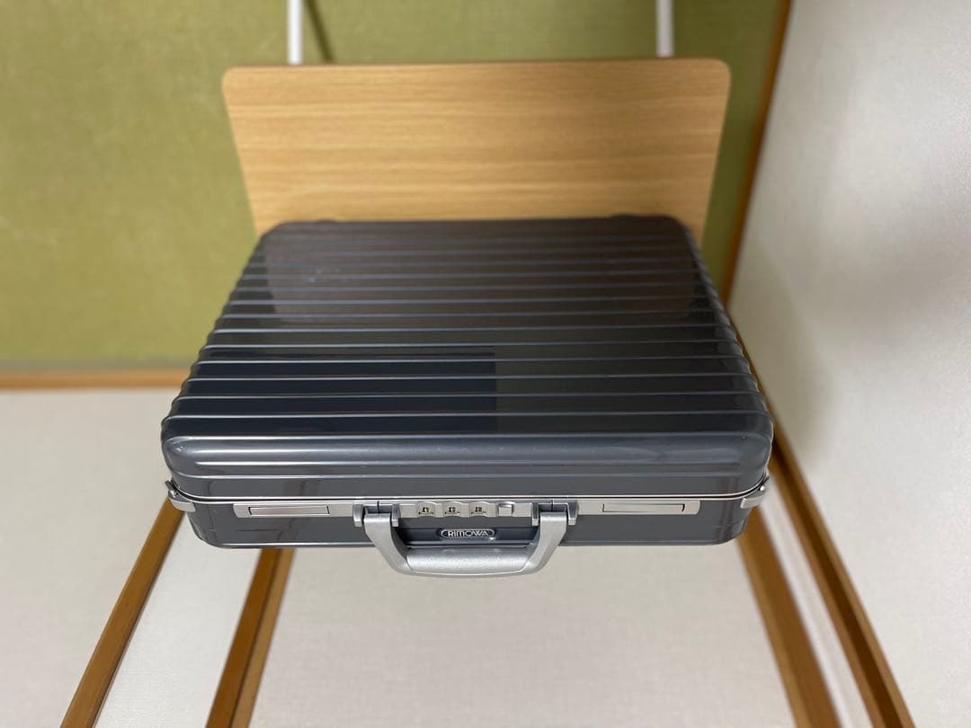 リモワ　アタッシュケース　ポリカーボネード　グレー