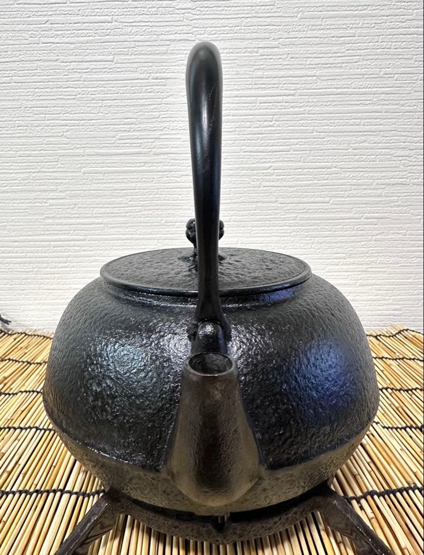 未使用品、付属品付　南部岩鋳造　１８型肌文様　南部鉄瓶　sunny様　売約済み