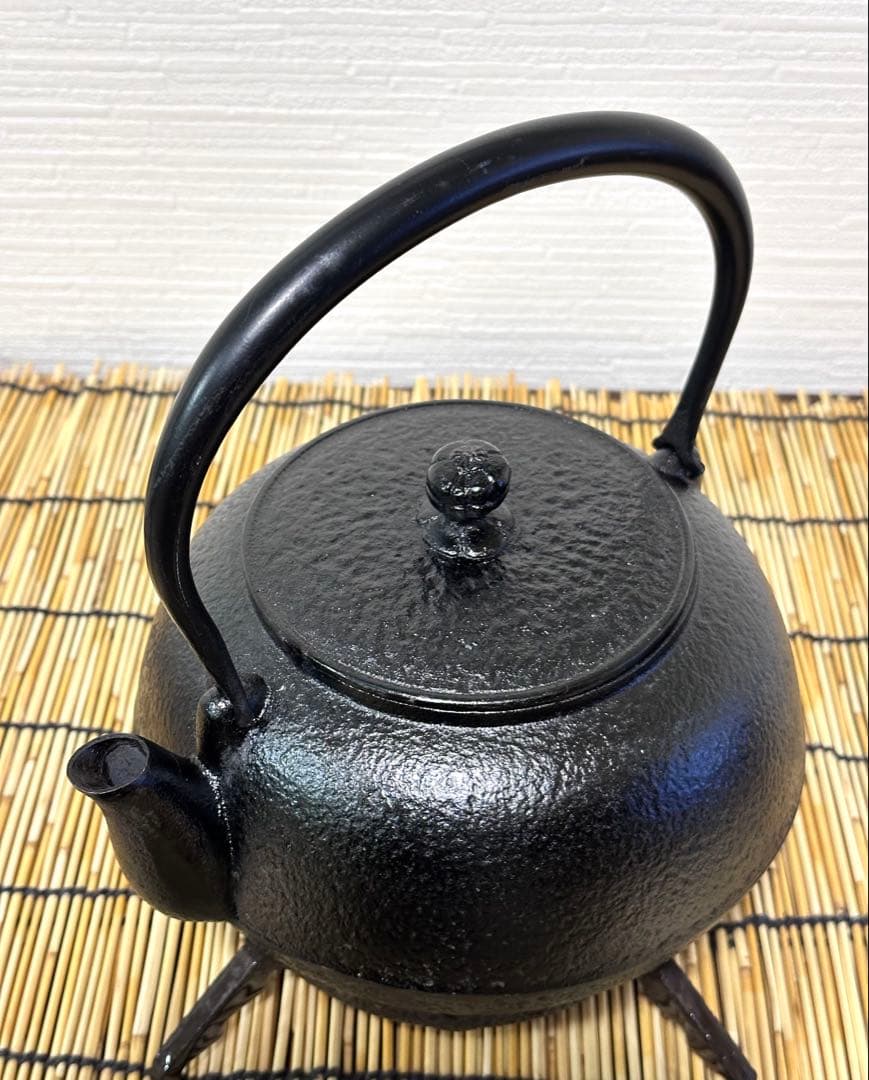 未使用品、付属品付　南部岩鋳造　１８型肌文様　南部鉄瓶　sunny様　売約済み