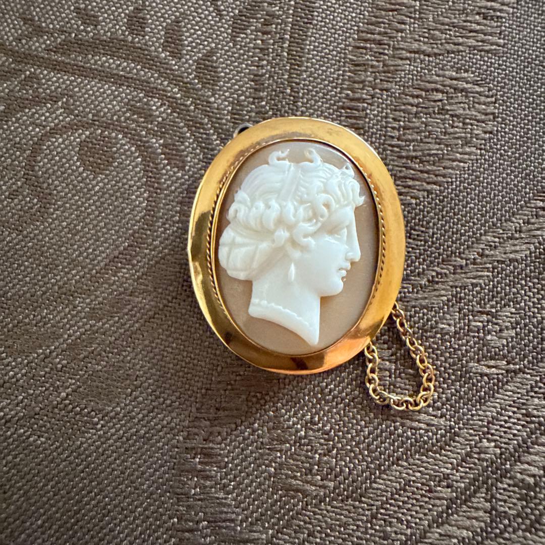 19世紀末アンティークシェルカメオブローチ 9金製、安全チェーン付き、英国
