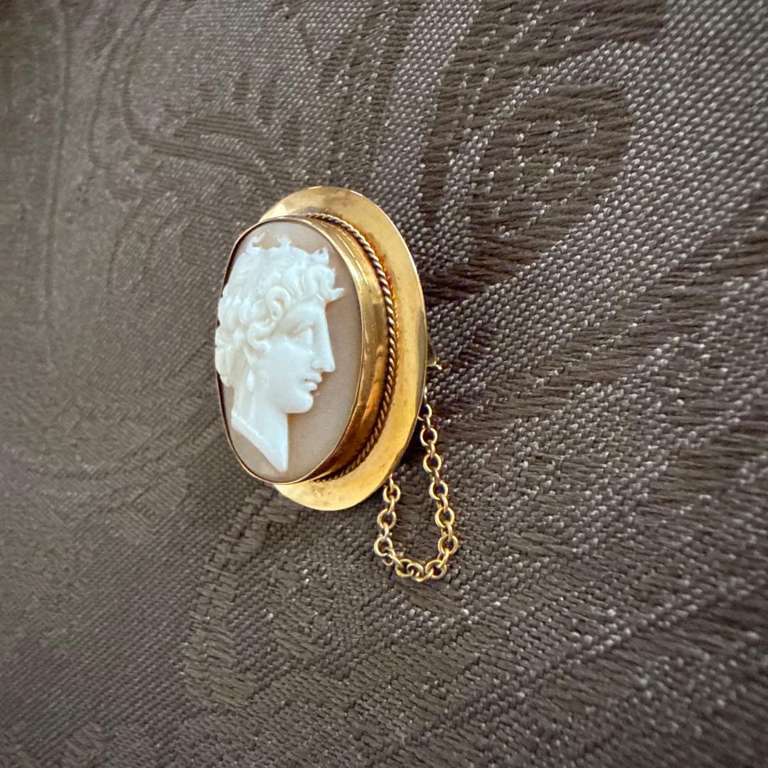 19世紀末アンティークシェルカメオブローチ 9金製、安全チェーン付き、英国