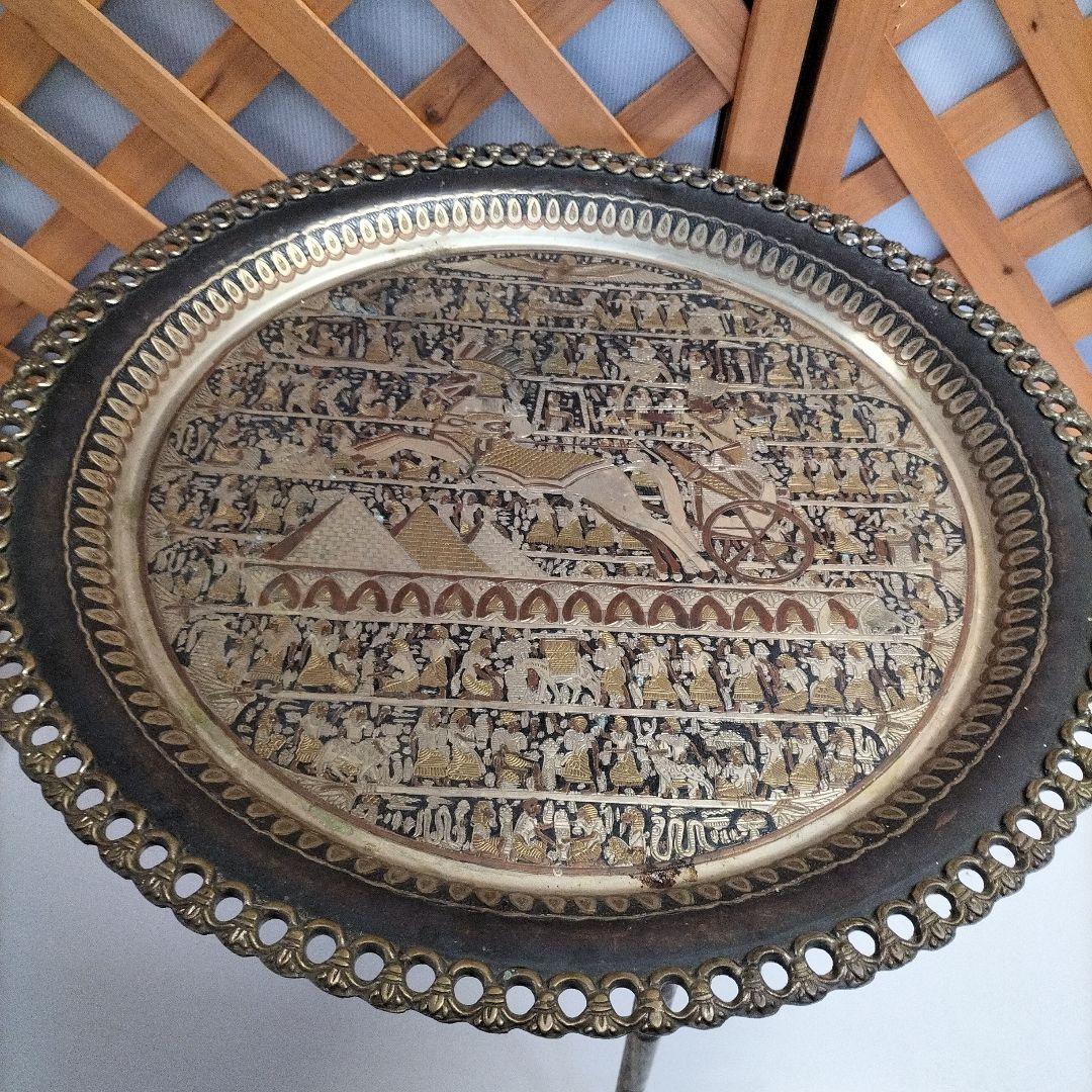 装飾的な金属製トレイテーブル