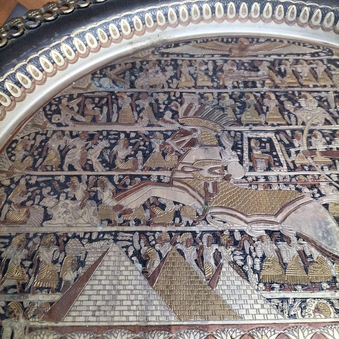 装飾的な金属製トレイテーブル