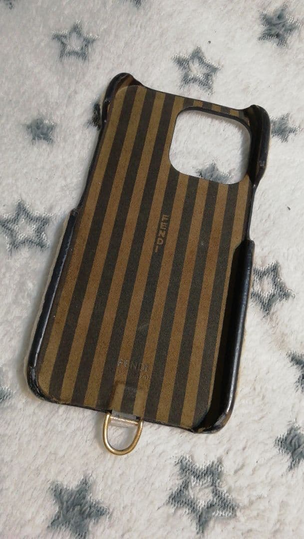 FENDI　フェンディ　ボア　モコモコ　スマホケース　iPhonePro13