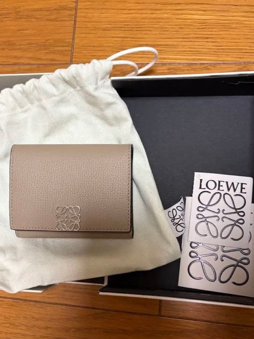 柿*い様 LOEWE ベージュレザー 三つ折り財布