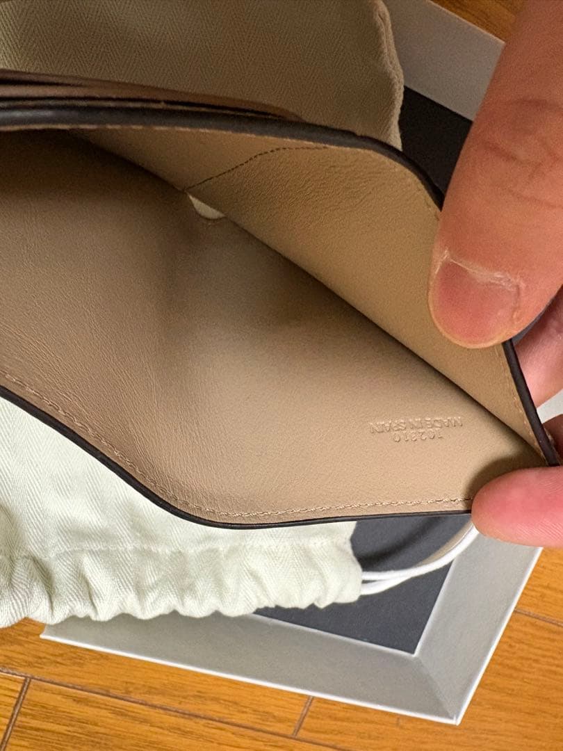 柿*い様 LOEWE ベージュレザー 三つ折り財布