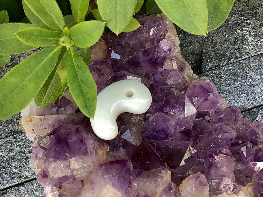 極上物✳きらきら味の素‼️小滝産糸魚川翡翠勾玉　氷の世界へアイスジェイド　鑑別書付