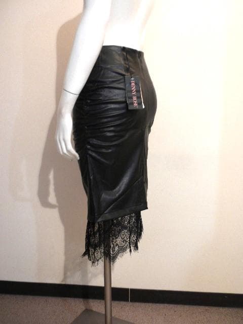 最新デニーローズ◆素敵レース使い！女らしさ際立つ”黒レザー調タイトスカート！40