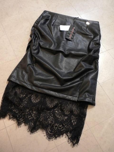 最新デニーローズ◆素敵レース使い！女らしさ際立つ”黒レザー調タイトスカート！40