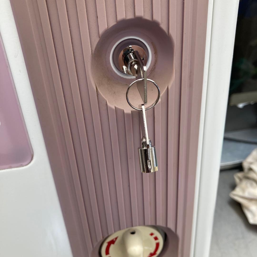 ガチャ機　カードガチャ　手動式自動販売機　鍵新品