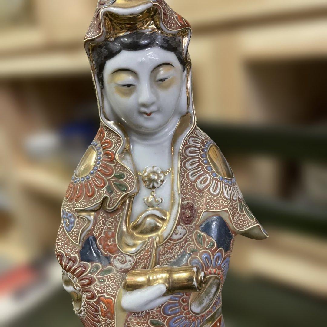 石川県九谷焼観音像　装飾的な陶器の女性像　日本美術　日本伝統工芸品