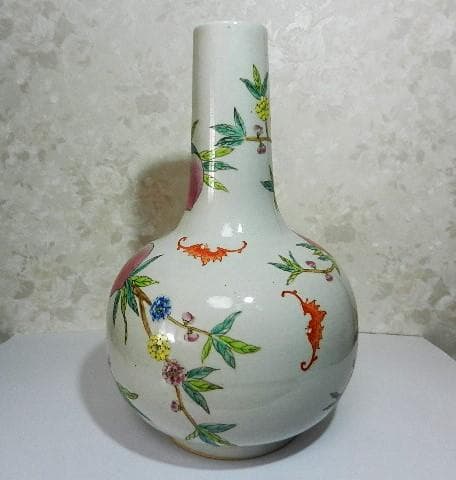 中国粉彩九桃図天球瓶（裏印「乾隆年製」）