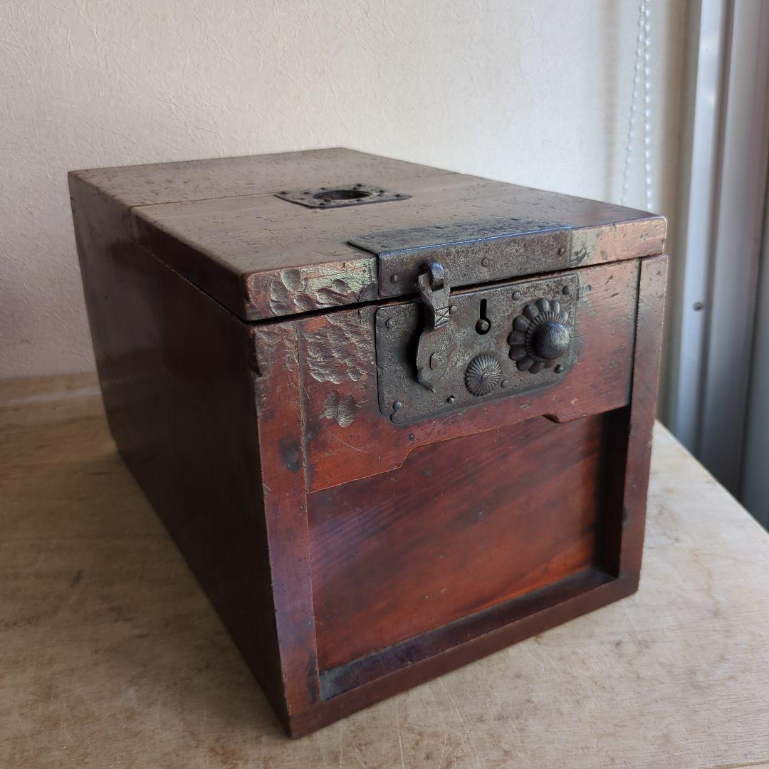 骨董 銭箱 木製 金具 物入 丁場 金庫 アンティーク 木箱 古道具 飾り金具