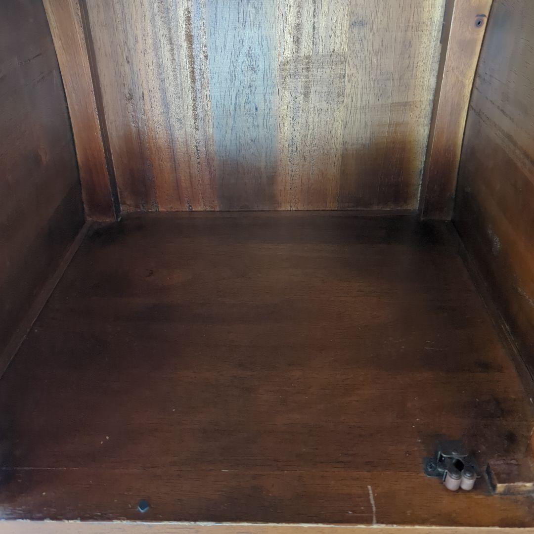 ダークブラウンの木製収納テーブル