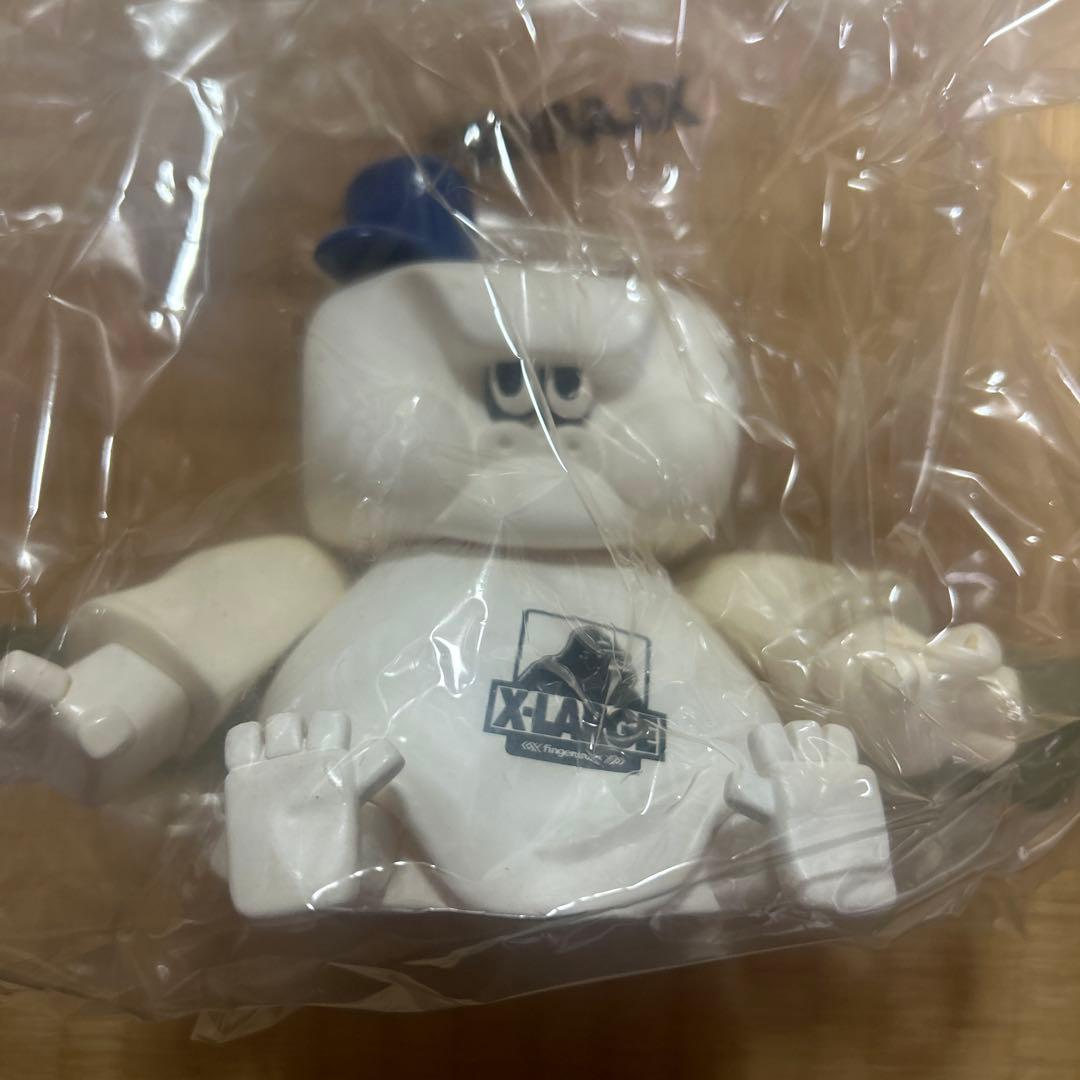 X-LARGE マイケルラウ　フィギュアとステッカー