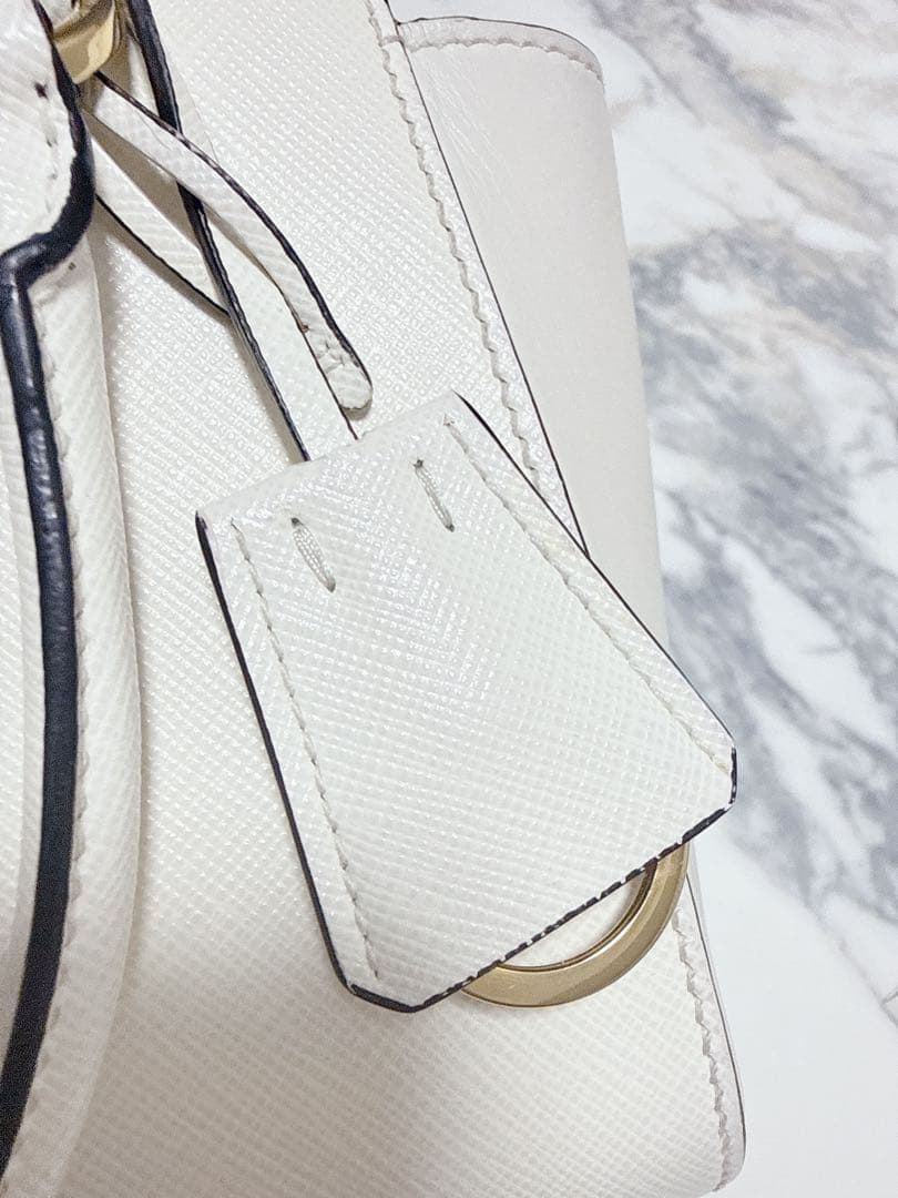 プラダ　トートバッグ　ハンドバッグ　ショルダーバッグ　ホワイト