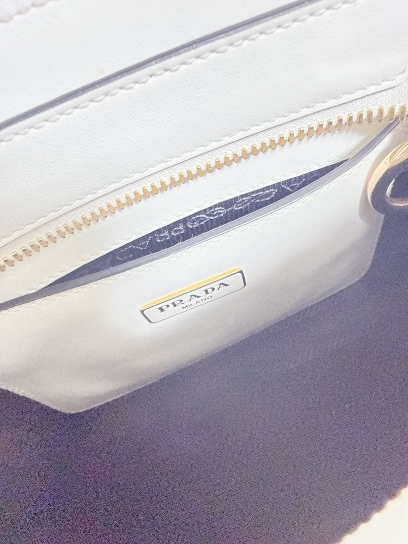 プラダ　トートバッグ　ハンドバッグ　ショルダーバッグ　ホワイト