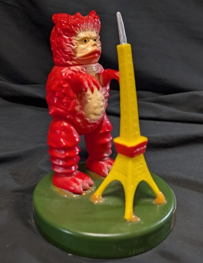 東京タワーガラモン赤「ウルトラQ」登場怪獣（Ｍ１号）台座付ソフビフィギュア非売品