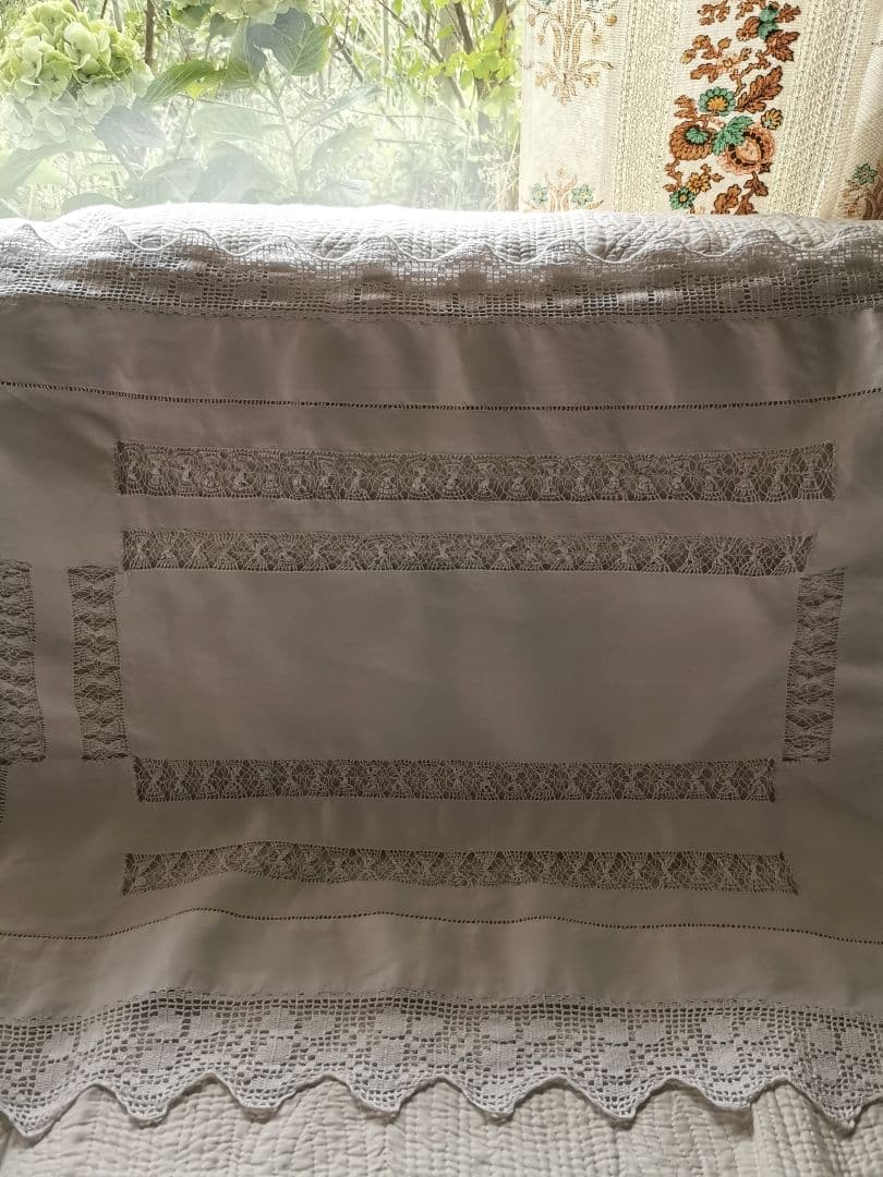 アンティークイギリス ドローンワークサバレース刺繍＆三つ葉のクロシェリネンクロス