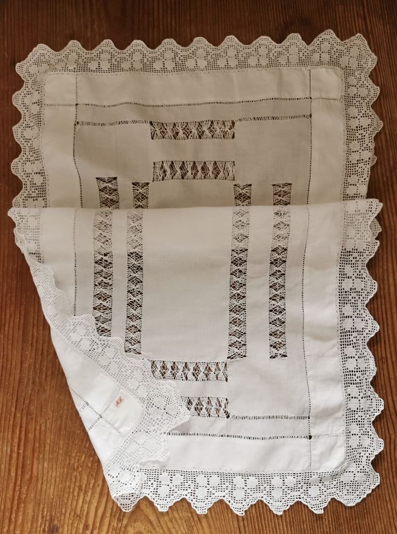 アンティークイギリス ドローンワークサバレース刺繍＆三つ葉のクロシェリネンクロス