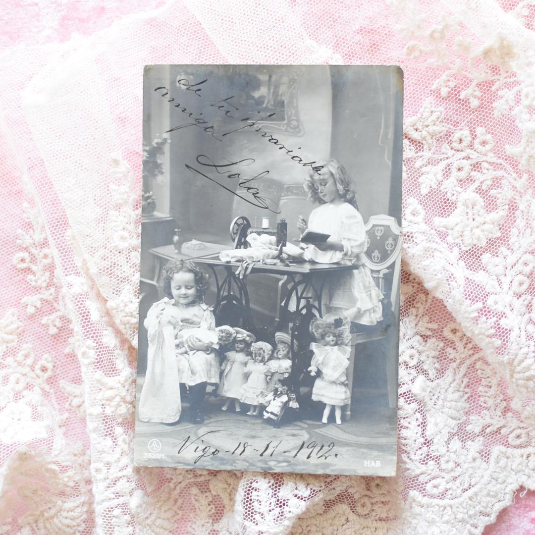 *アンティークポストカード　少女デザイナーとお人形のドレスショップ　1912年