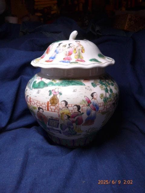 美品　大清同治年製　款 　彩色唐絵美人図 蓋付壺です。高さは約23センチ