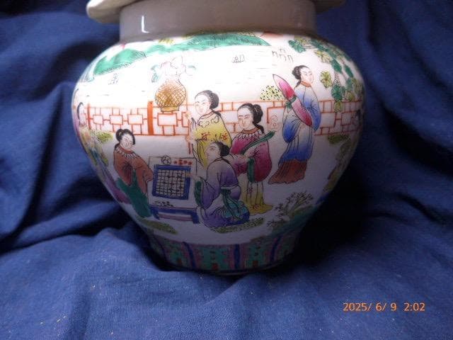 美品　大清同治年製　款 　彩色唐絵美人図 蓋付壺です。高さは約23センチ