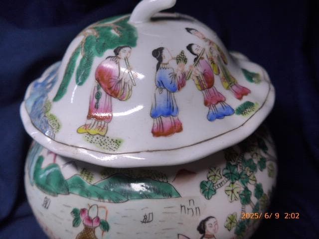 美品　大清同治年製　款 　彩色唐絵美人図 蓋付壺です。高さは約23センチ