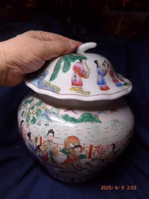 美品　大清同治年製　款 　彩色唐絵美人図 蓋付壺です。高さは約23センチ