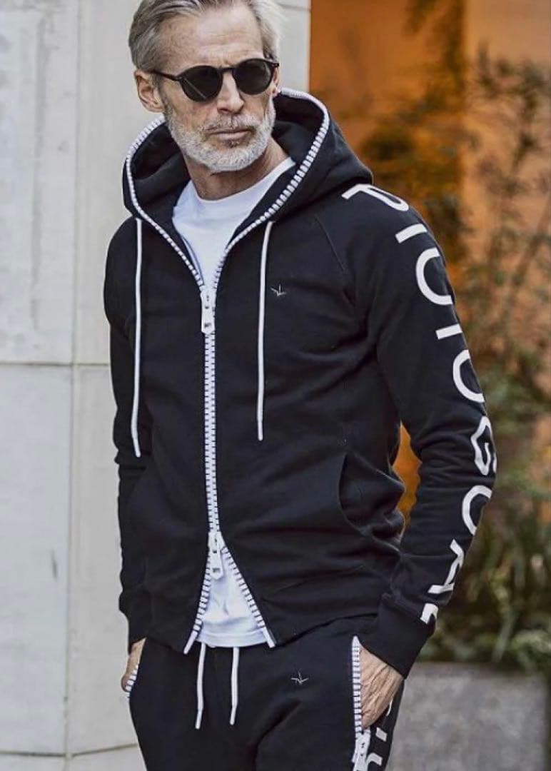 ウノピュウ　ジップアップパーカー ビッグファスナー 袖ロゴ M