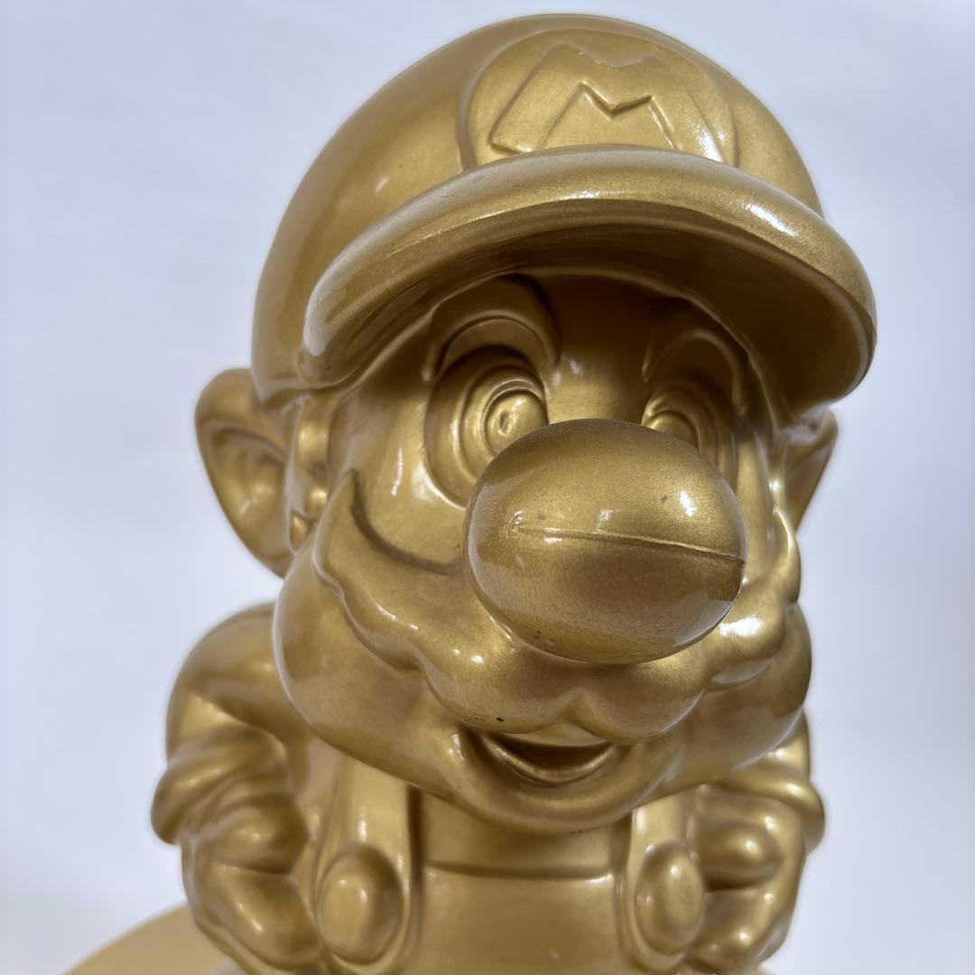 ゴールドマリオ像